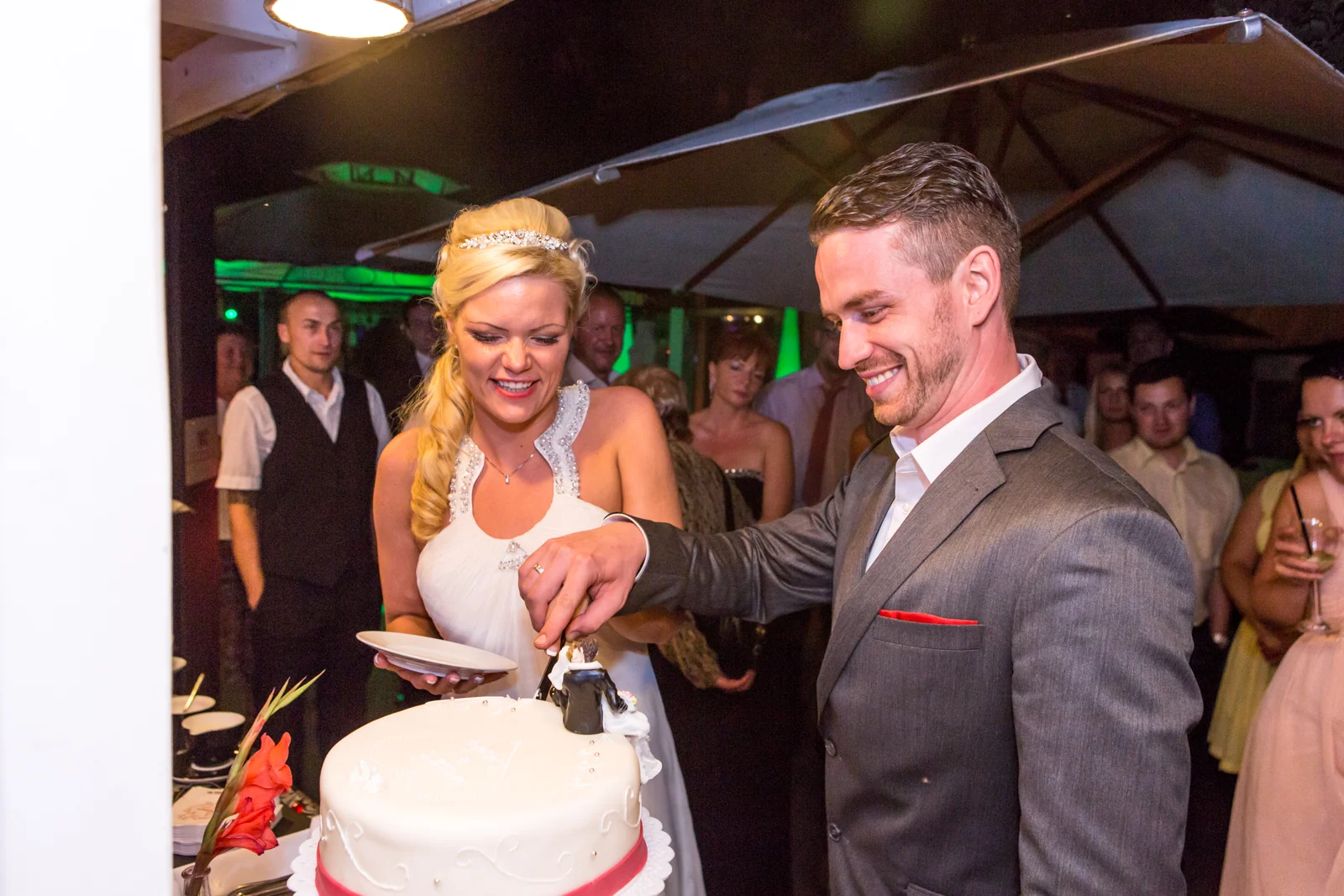 Desi und Sascha schneiden gemeinsam die Hochzeitstorte an – Hochzeitsreportage von Desi und Sascha