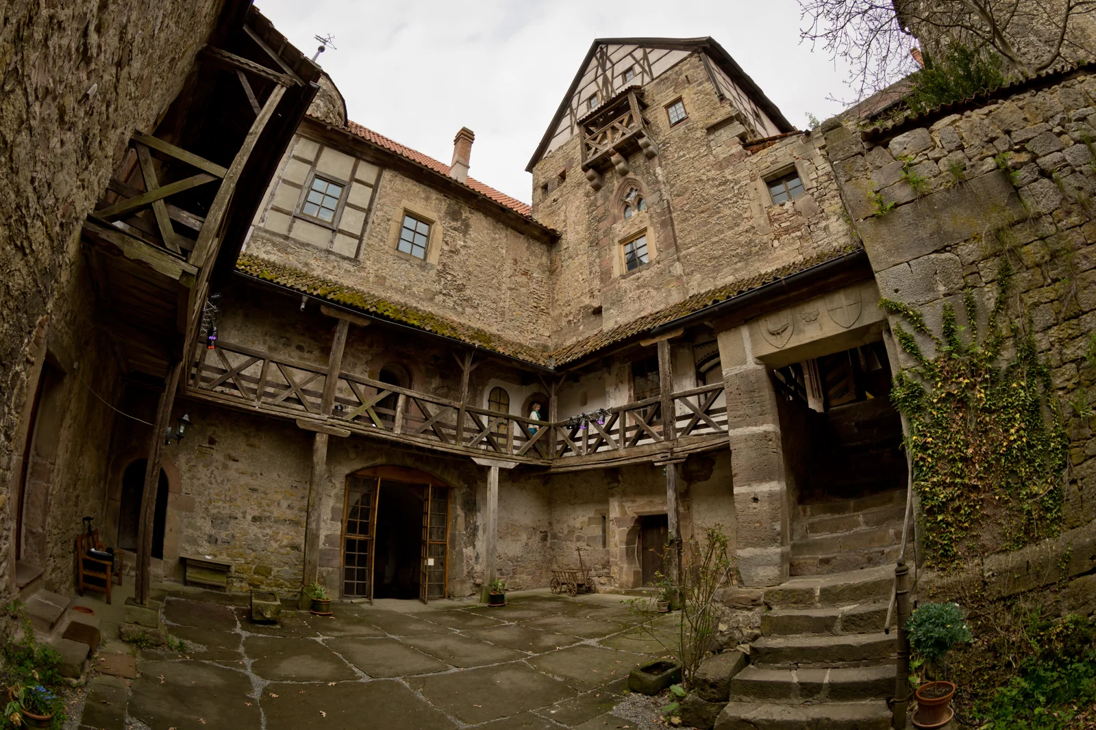 Der Innenhof der Johanniterburg – Hochzeitsreportage von Anne und Chris