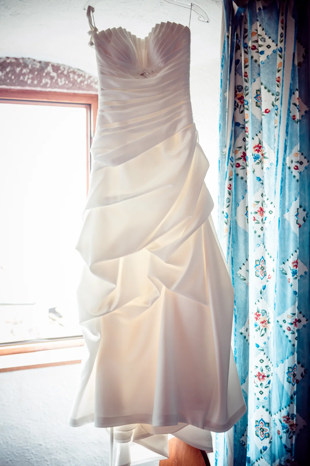 Das Brautkleid am Fenster – Hochzeitsreportage von Anne und Chris