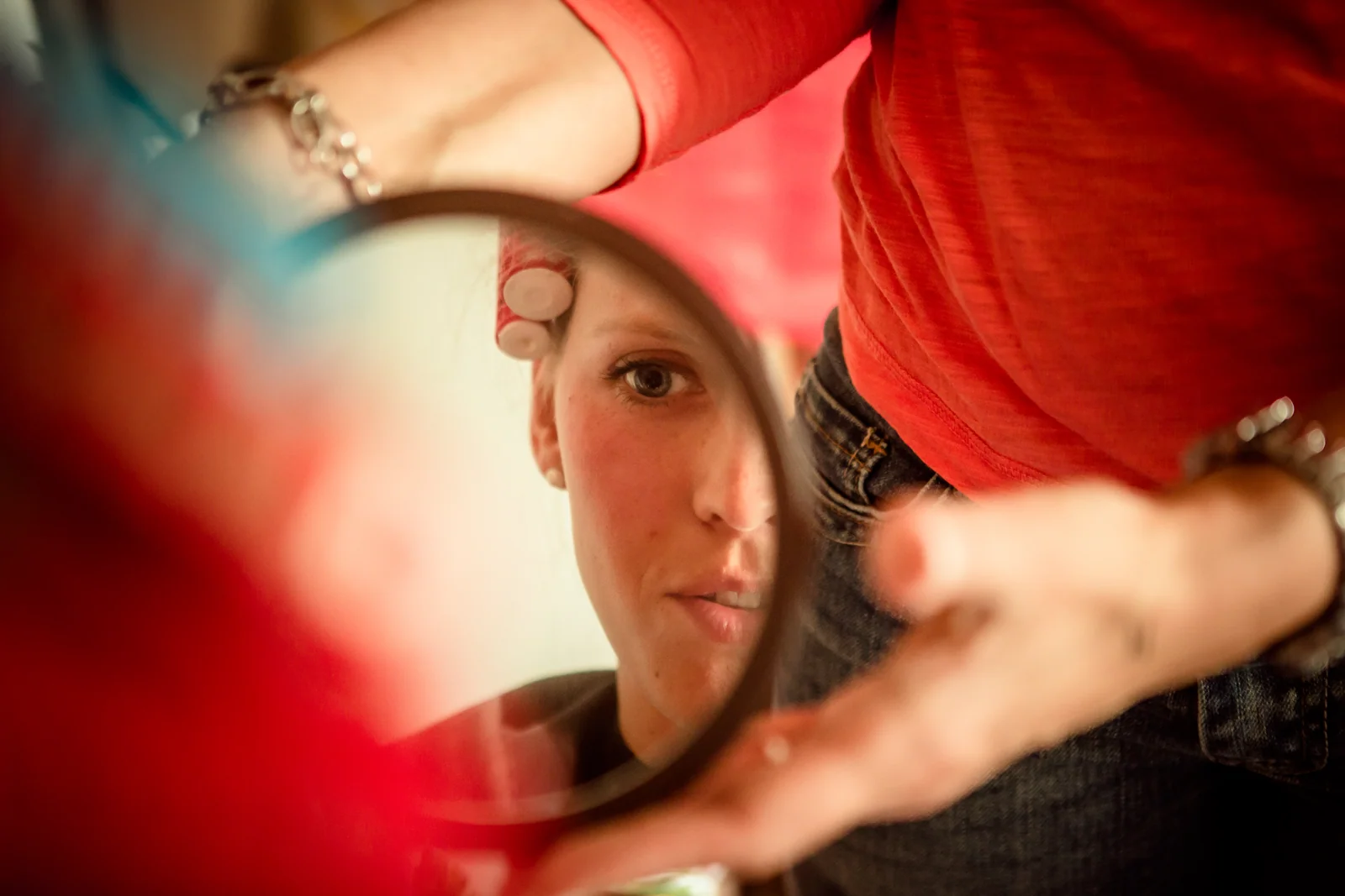 Anne beim Styling im Spiegel – Hochzeitsreportage von Anne und Chris