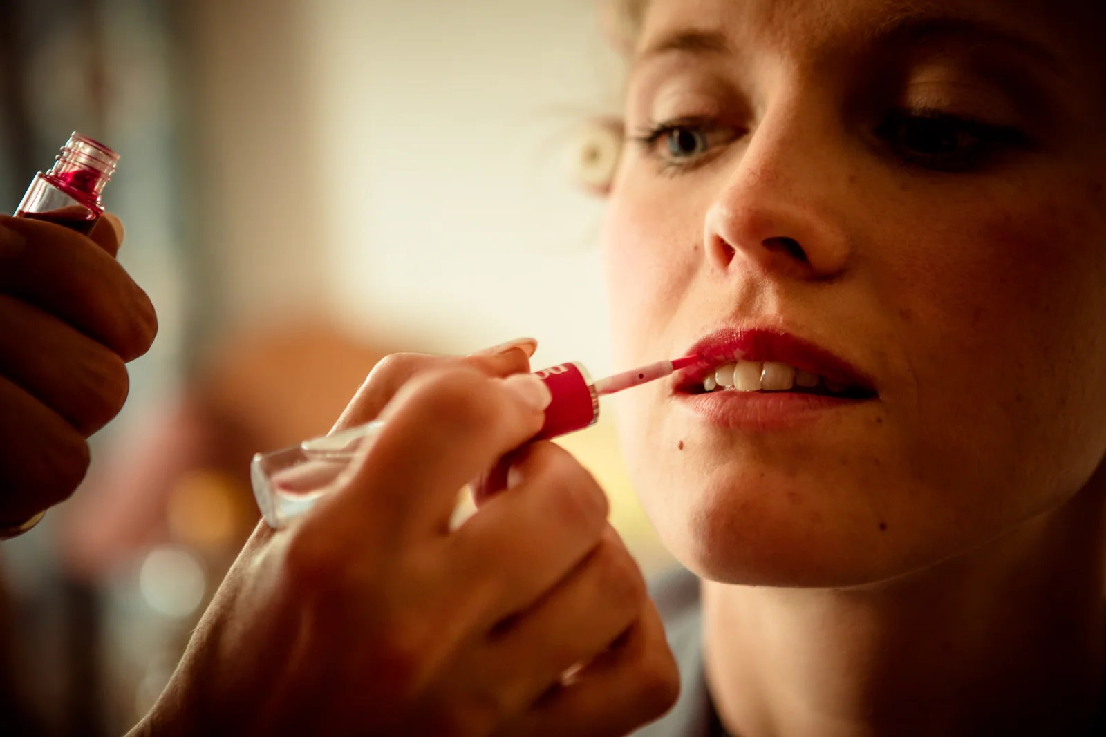Der Lippenstift als letzter Handgriff – Hochzeitsreportage von Anne und Chris