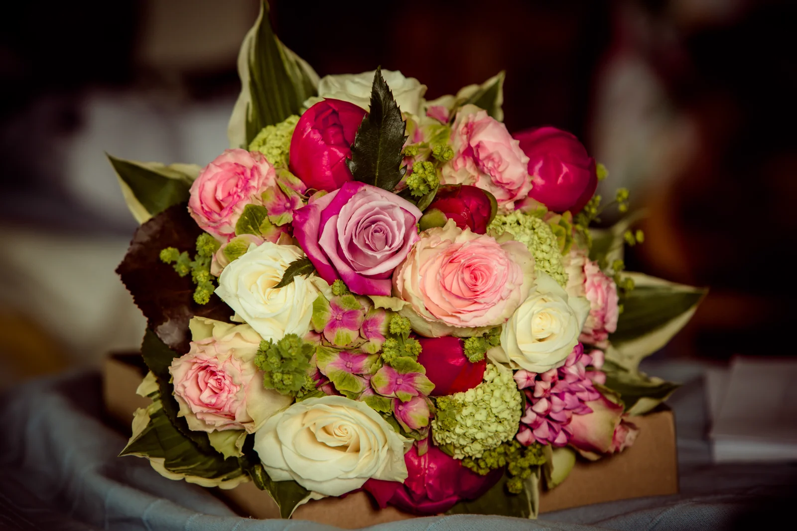 Der Brautstrauß mit rosa und weißen Rosen – Hochzeitsreportage von Anne und Chris
