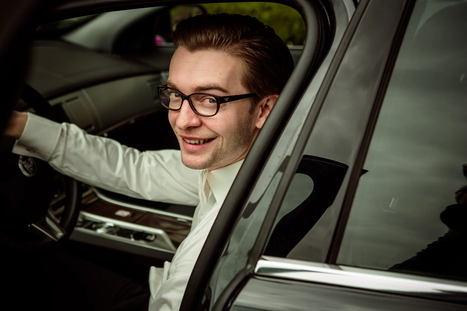 Chris im Hochzeitsauto – Hochzeitsreportage von Anne und Chris