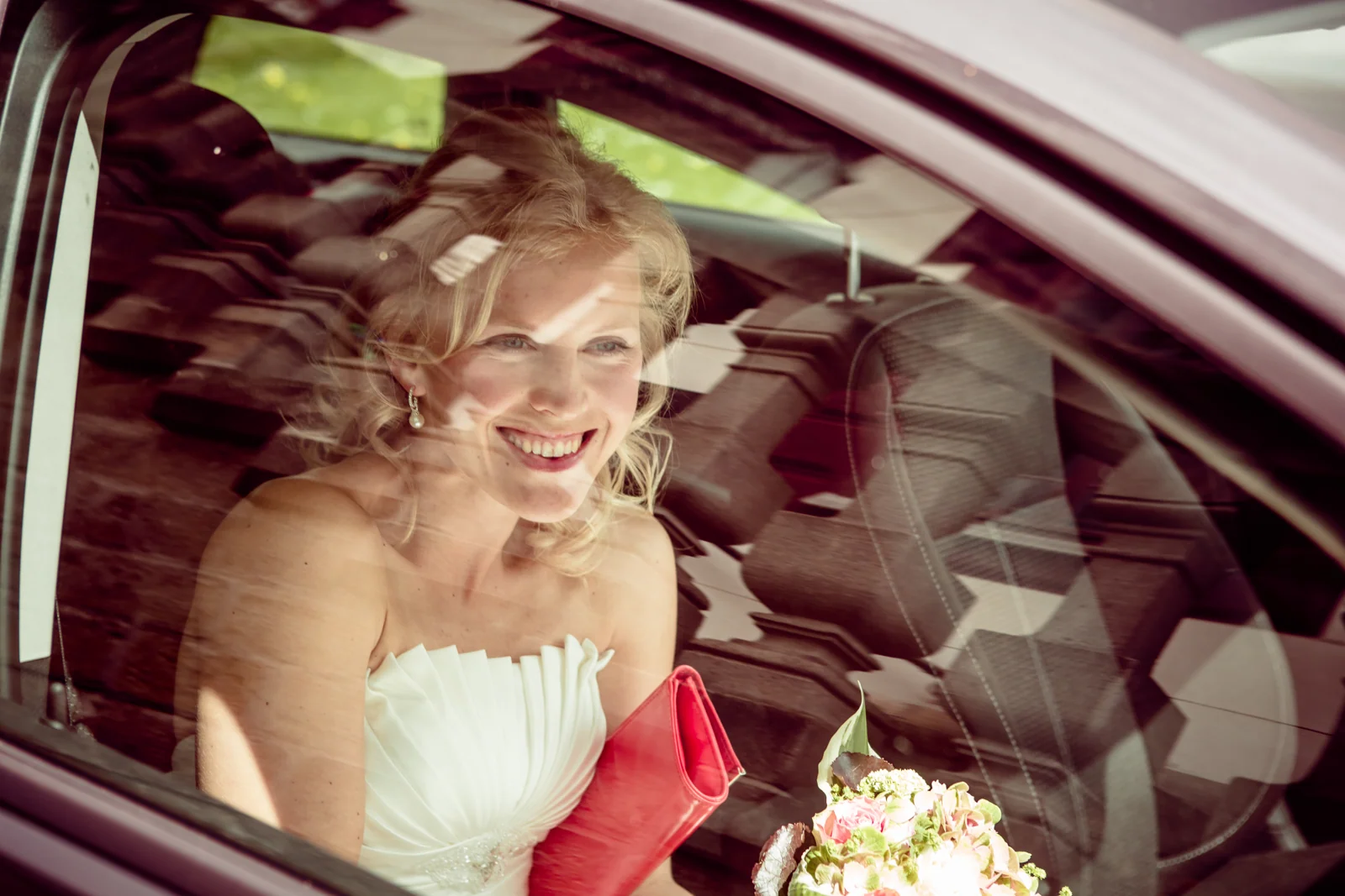 Anne kommt im Hochzeitsauto an – Hochzeitsreportage von Anne und Chris