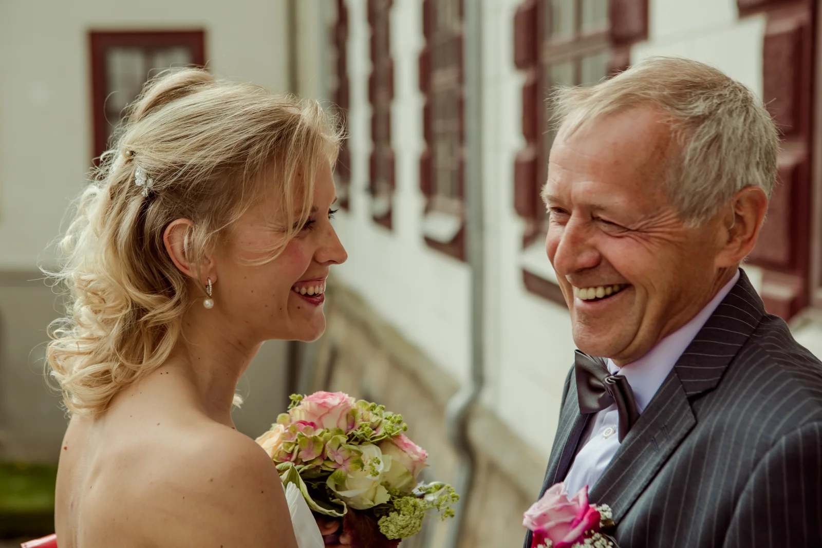 Ein herzliches Lachen vor der Trauung – Hochzeitsreportage von Anne und Chris
