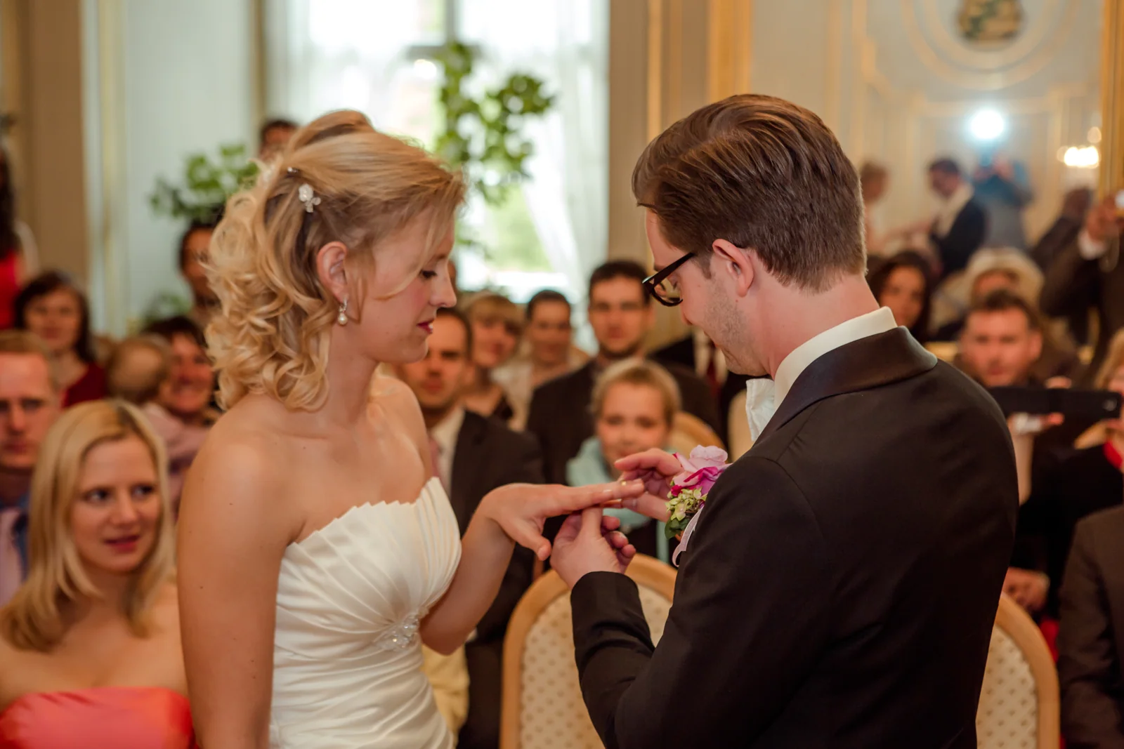 Der Ringtausch im Standesamt – Hochzeitsreportage von Anne und Chris