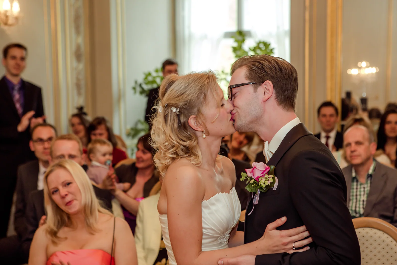 Der Kuss nach dem Ja-Wort – Hochzeitsreportage von Anne und Chris