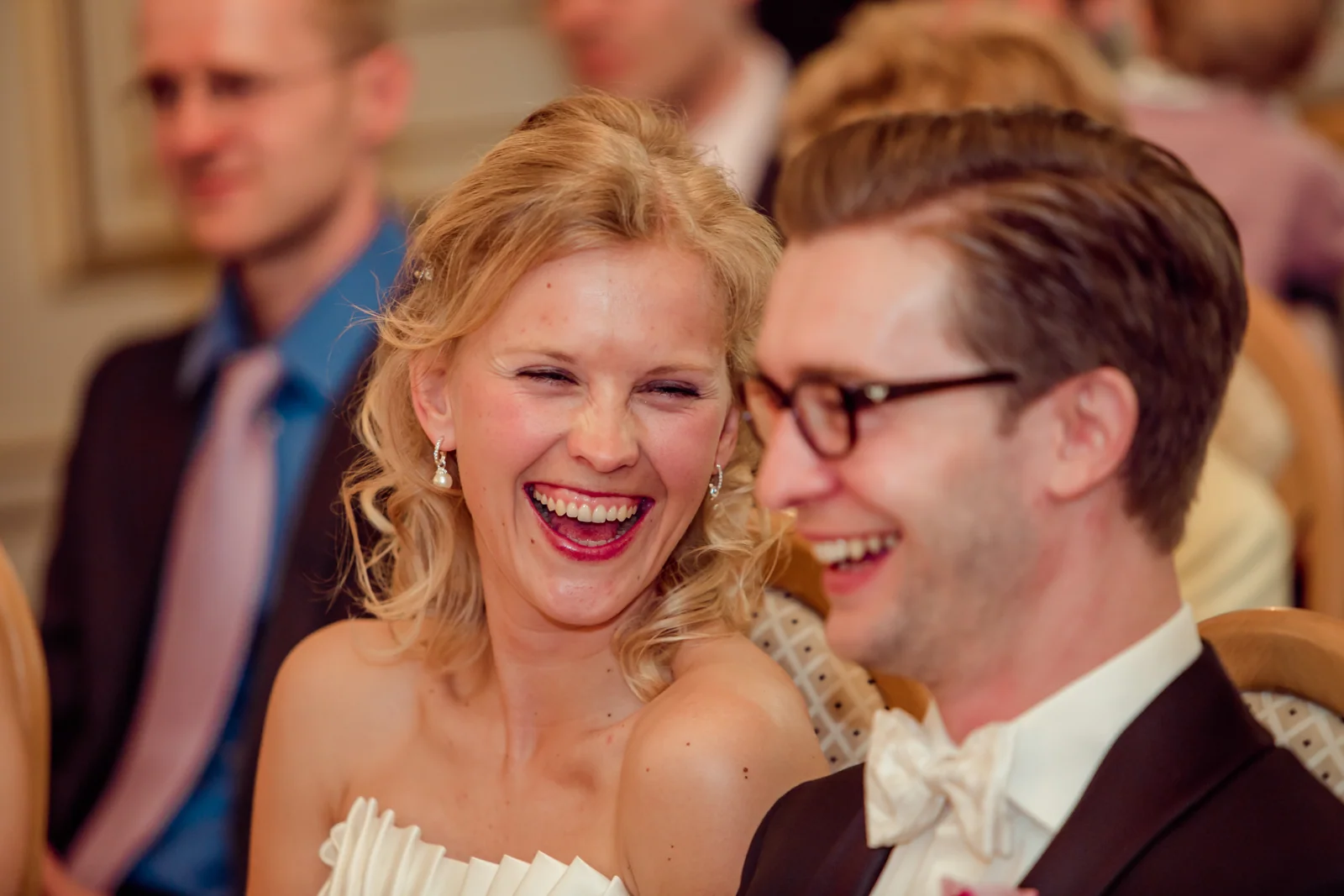 Anne und Chris lachen während der Zeremonie – Hochzeitsreportage von Anne und Chris