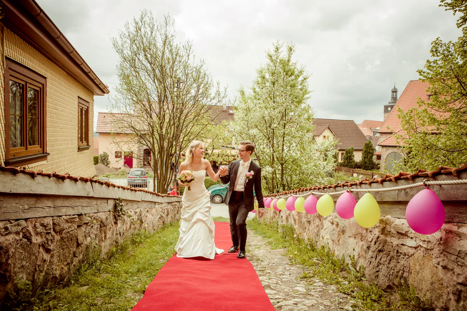 Ankunft auf dem roten Teppich an der Johanniterburg – Hochzeitsreportage von Anne und Chris
