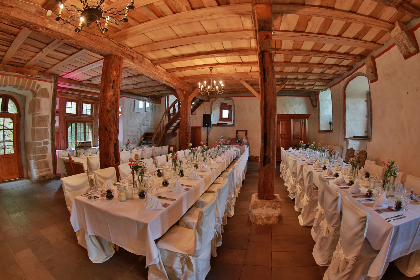 Die festlich gedeckte Tafel in der Burg – Hochzeitsreportage von Anne und Chris
