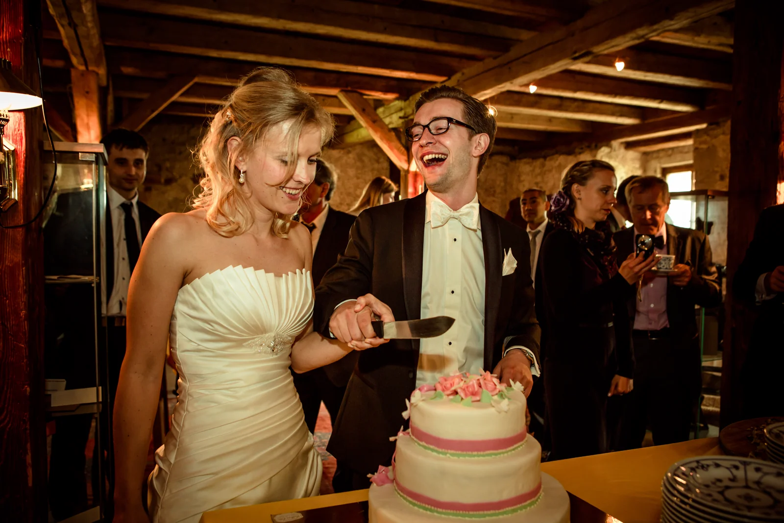 Gemeinsam die Hochzeitstorte anschneiden – Hochzeitsreportage von Anne und Chris