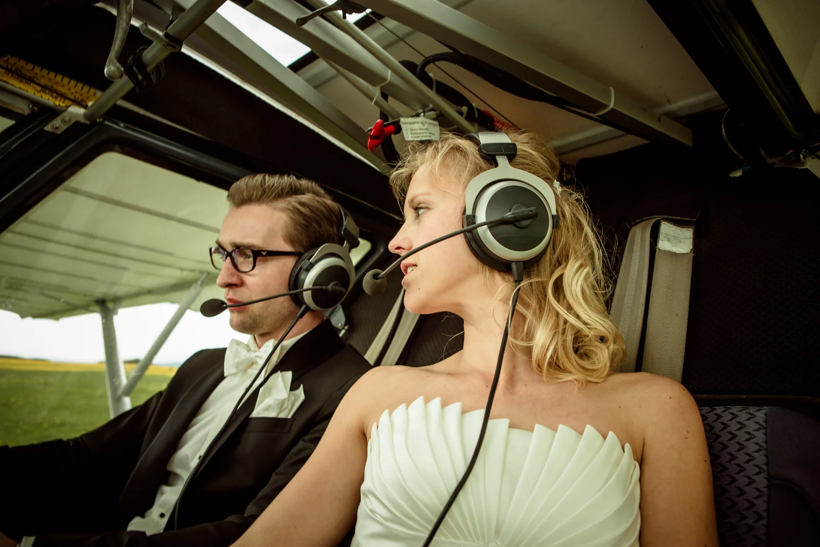 Das Brautpaar mit Headsets im Cockpit – Hochzeitsreportage von Anne und Chris