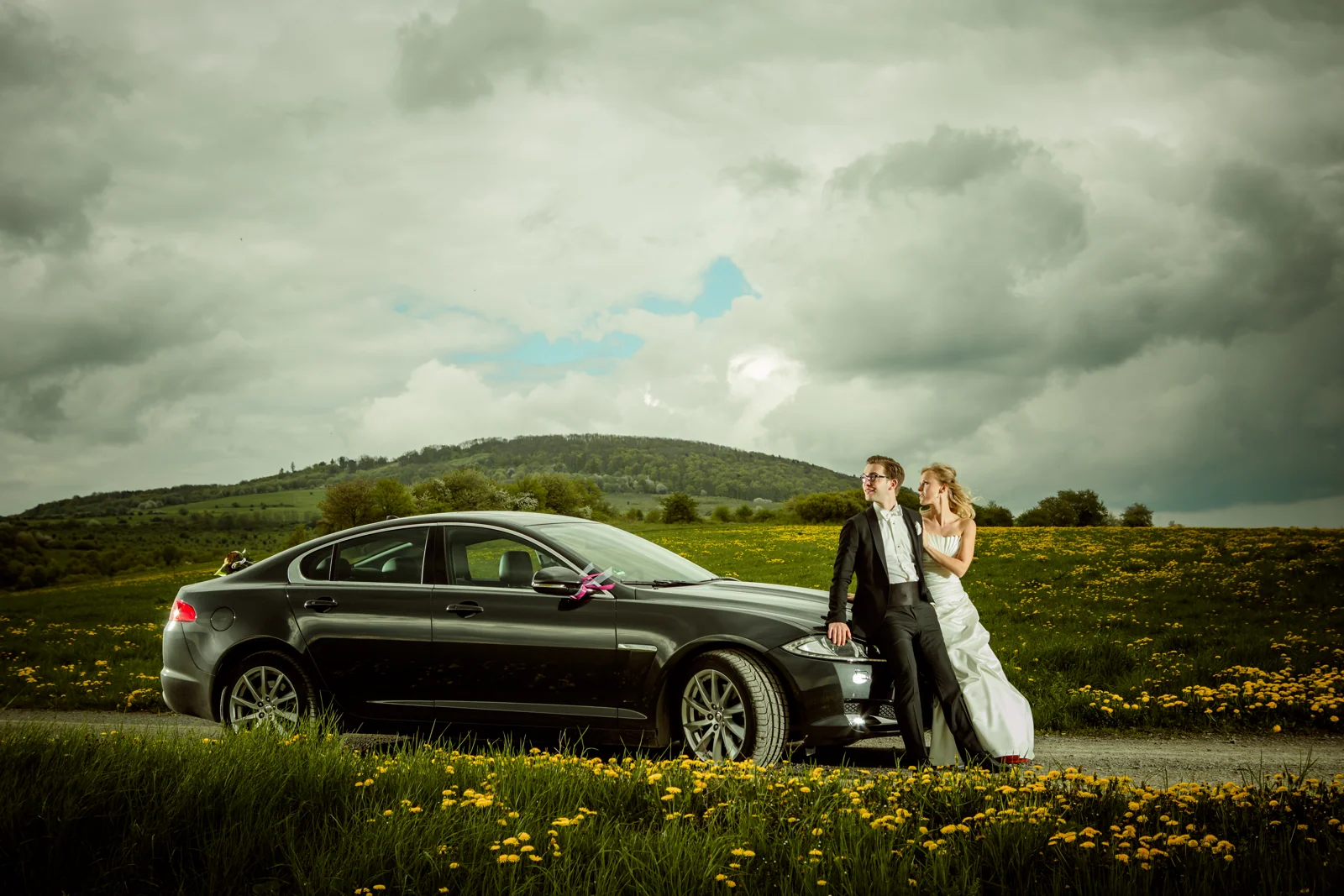 Anne und Chris mit ihrem Hochzeitsauto – Hochzeitsreportage von Anne und Chris