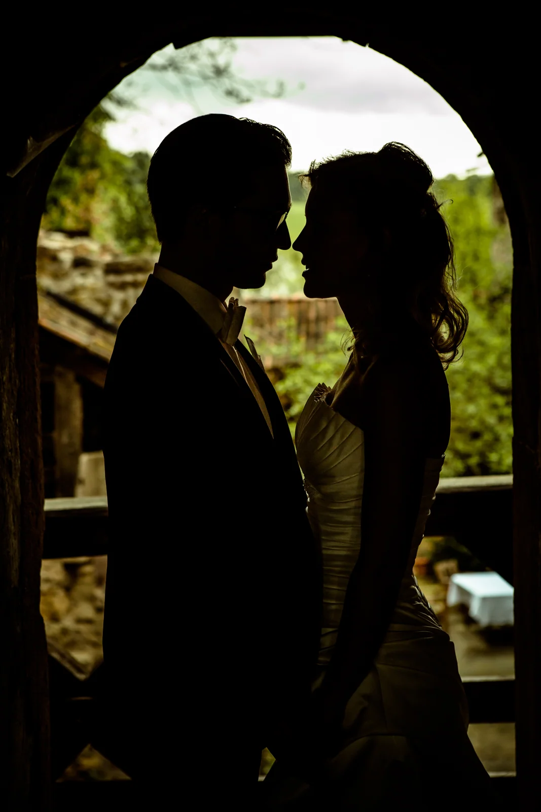 Ein Kuss als Silhouette im Torbogen – Hochzeitsreportage von Anne und Chris