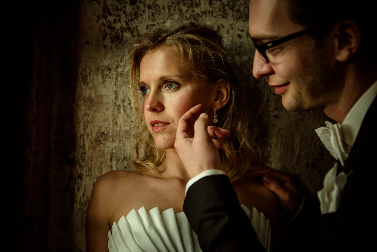 Ein ruhiger Moment im Fensterlicht – Hochzeitsreportage von Anne und Chris