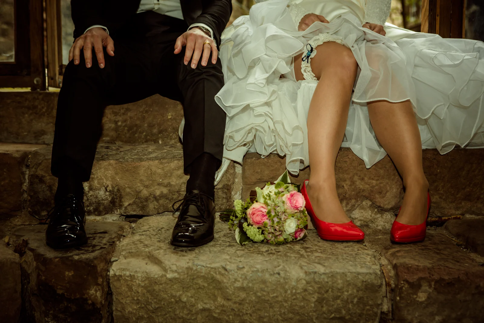 Rote Brautschuhe und dunkle Anzugschuhe – Hochzeitsreportage von Anne und Chris