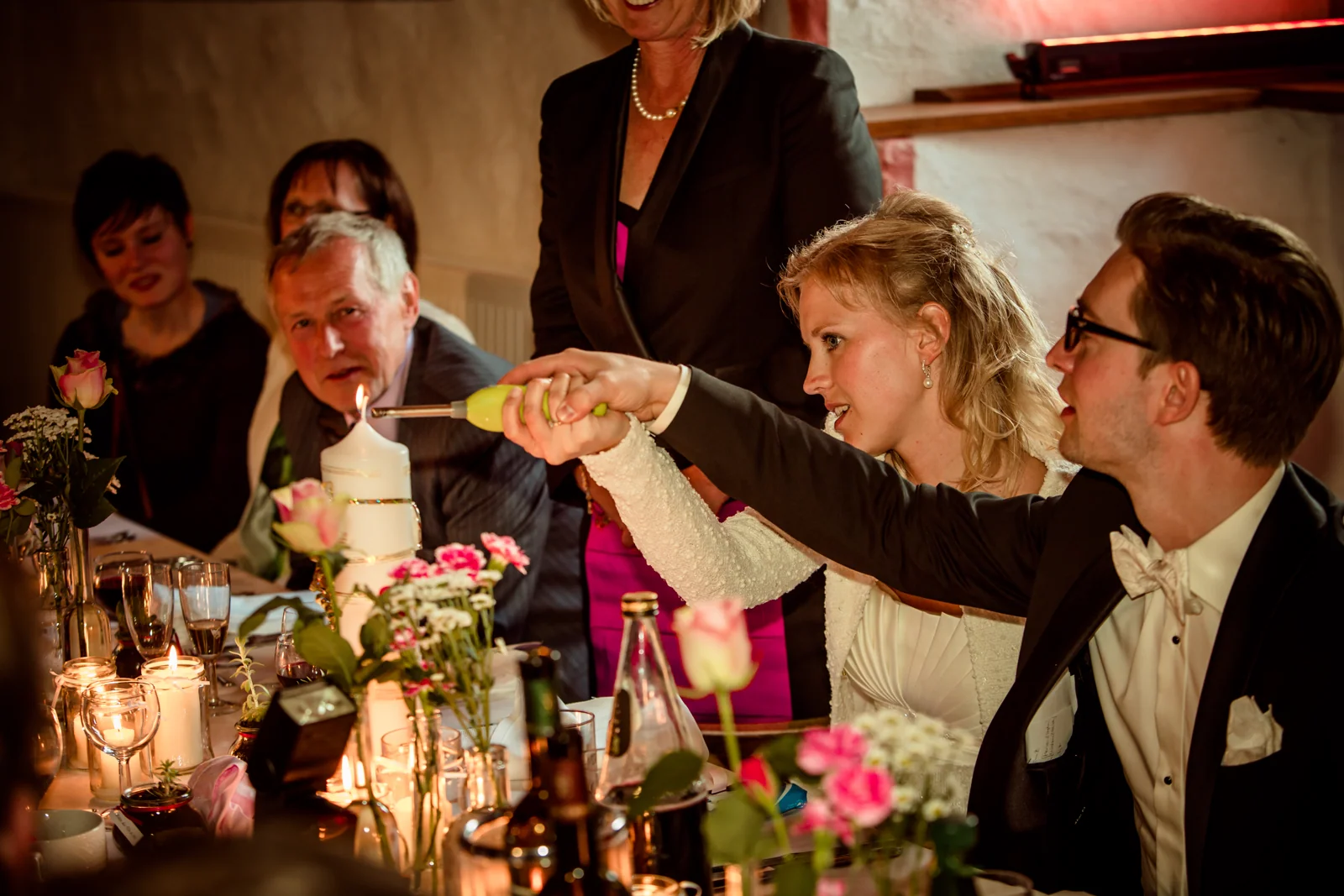 Ein persönlicher Moment an der Hochzeitstafel – Hochzeitsreportage von Anne und Chris