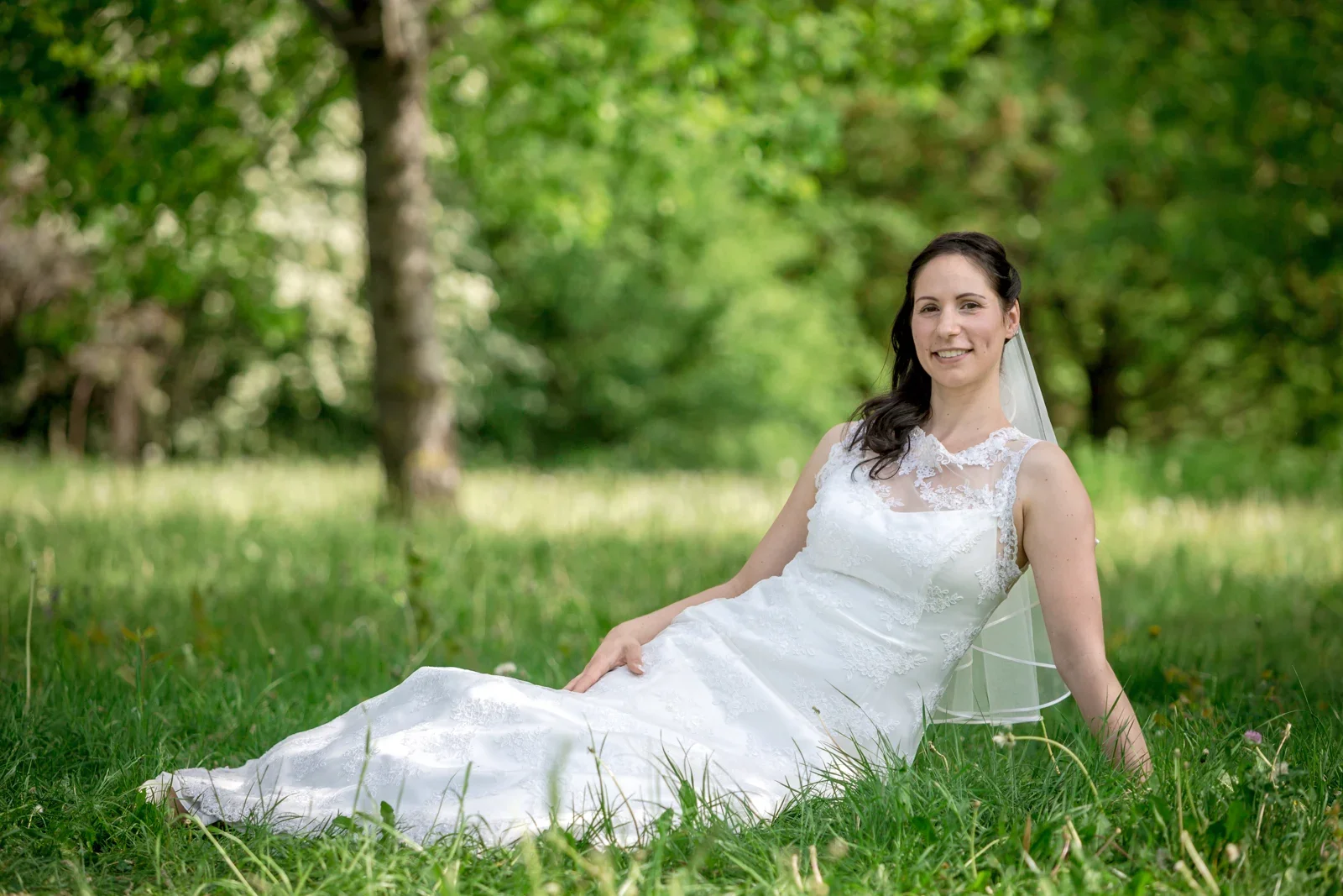 Melanie im Gras – Hochzeit und Taufe von Melanie und Andreas in Erfurt