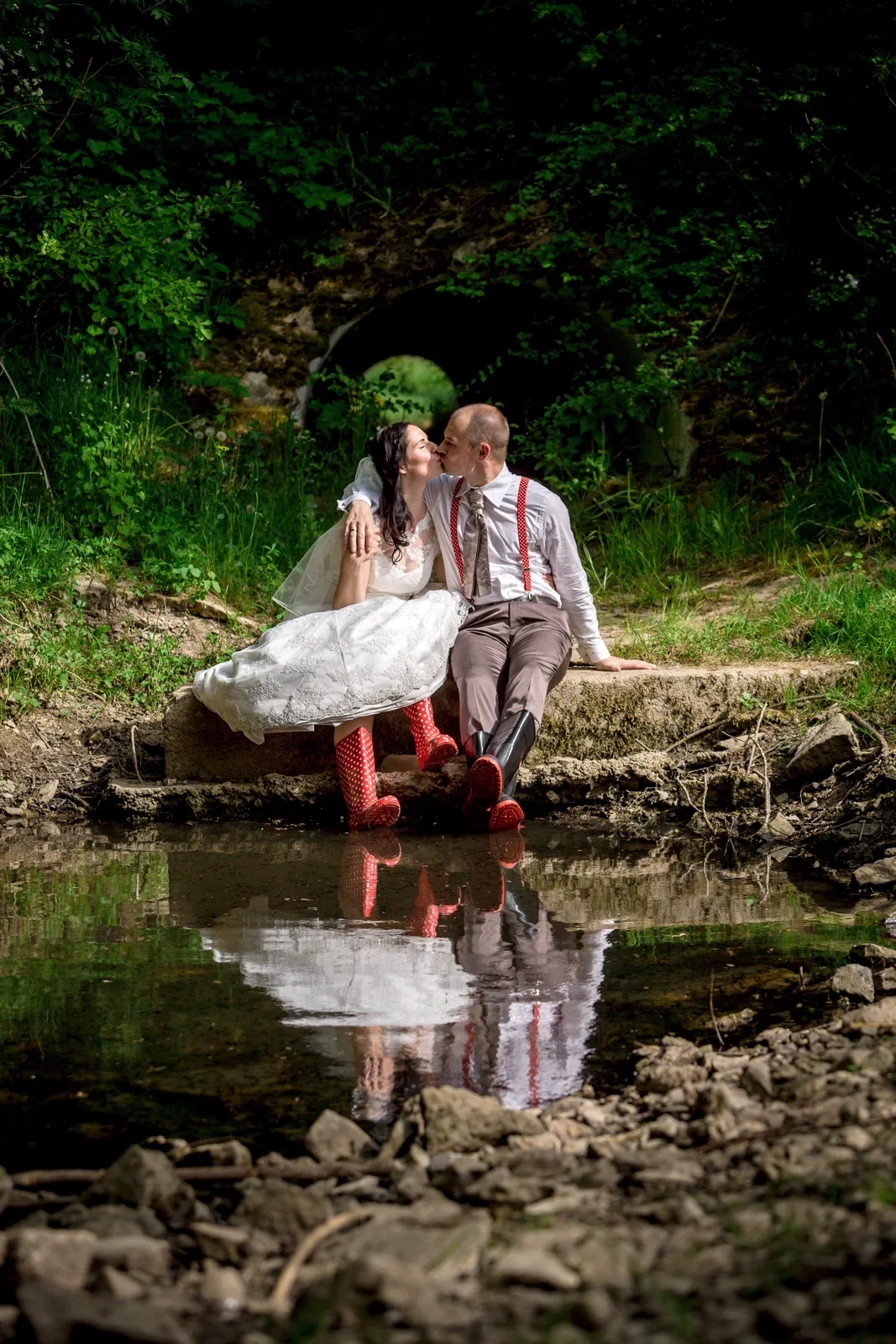 Das Brautpaar spiegelt sich im Wasser – Hochzeit und Taufe von Melanie und Andreas in Erfurt