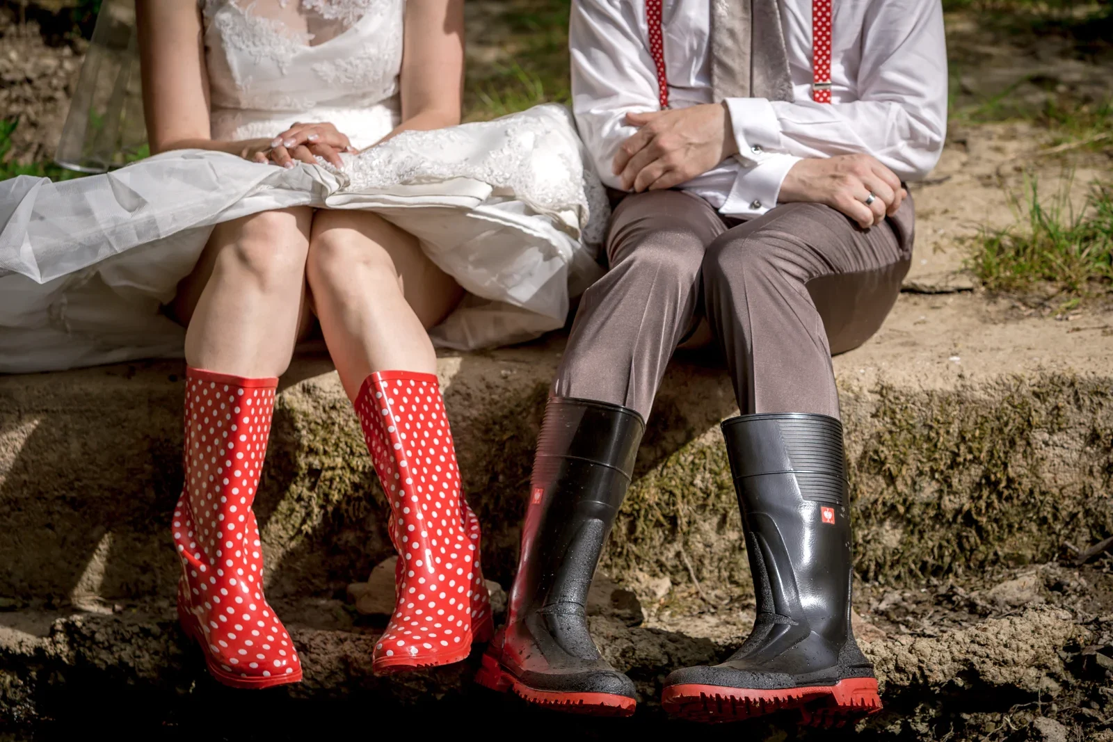 Rote und schwarze Gummistiefel zum Hochzeitsoutfit – Hochzeit und Taufe von Melanie und Andreas in Erfurt