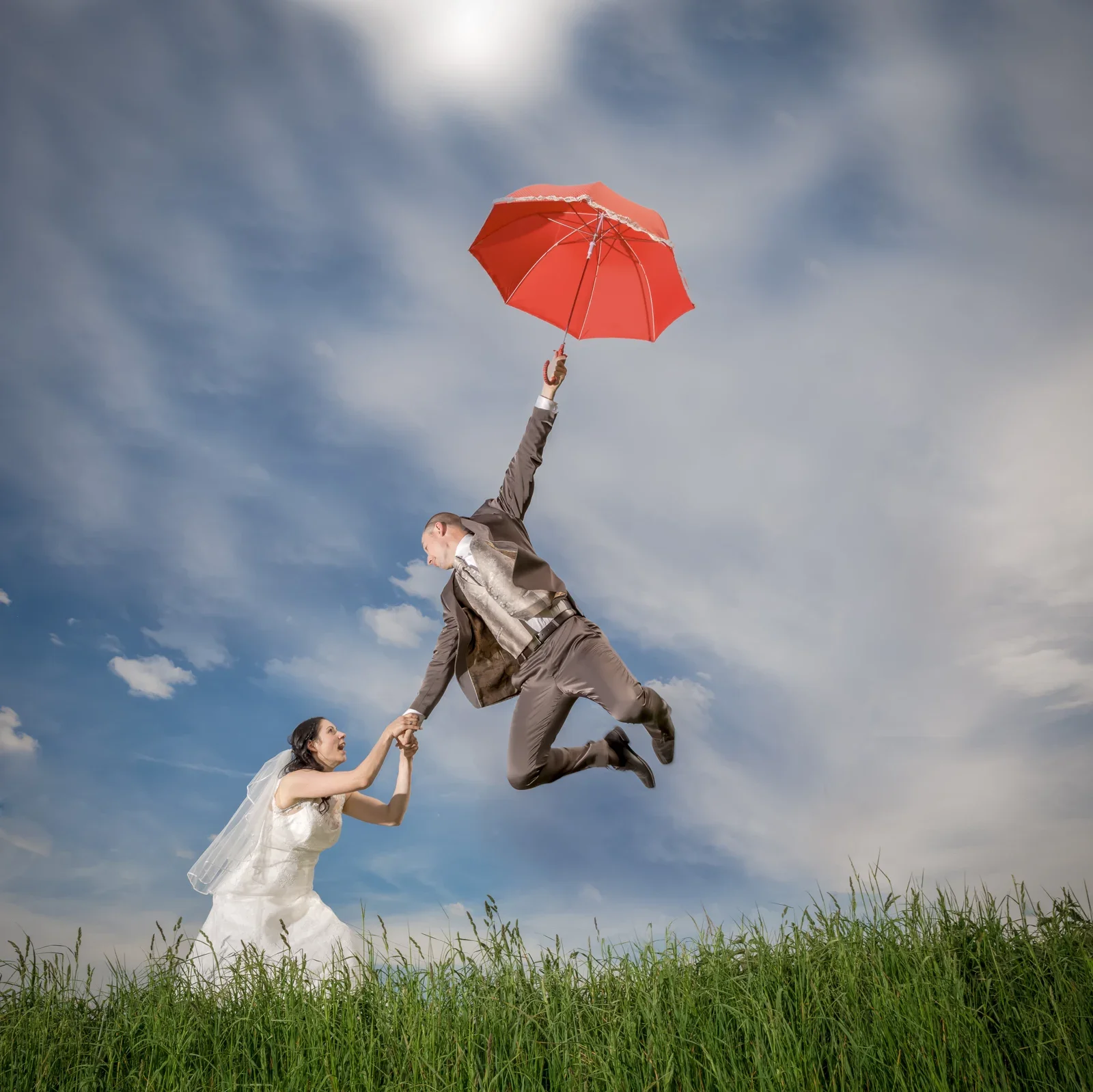 Mit dem roten Schirm geht es hoch hinaus – Hochzeit und Taufe von Melanie und Andreas in Erfurt