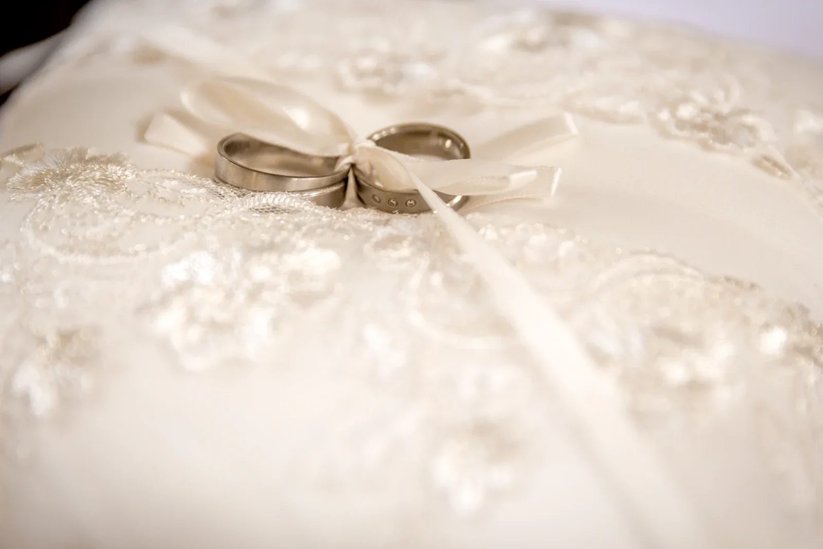 Die Eheringe liegen bereit – Hochzeit und Taufe von Melanie und Andreas in Erfurt