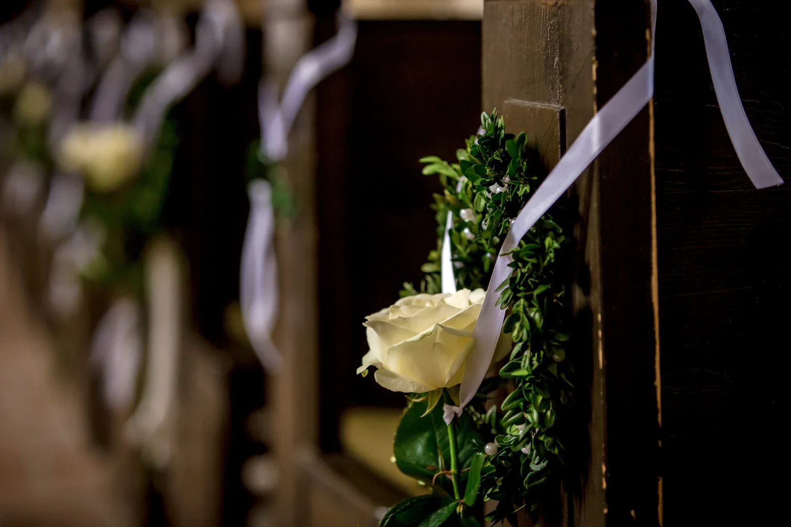 Weiße Rosen schmücken die Kirchenbänke – Hochzeit und Taufe von Melanie und Andreas in Erfurt