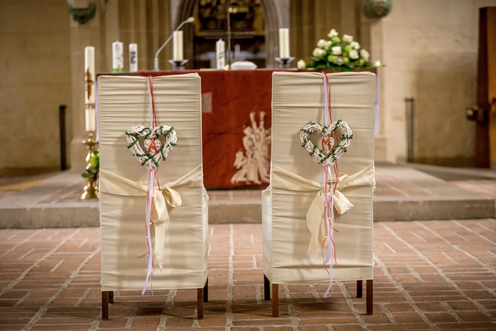 Die Plätze für das Brautpaar in der Predigerkirche – Hochzeit und Taufe von Melanie und Andreas in Erfurt