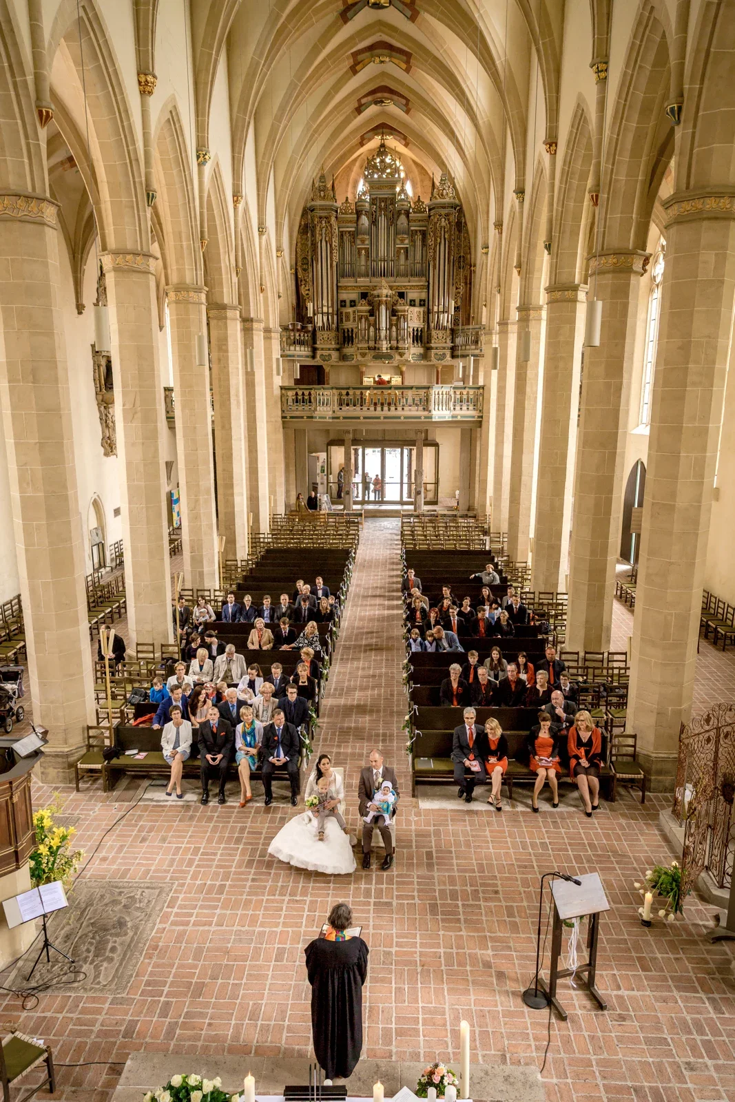 Die Trauung im hohen Kirchenschiff – Hochzeit und Taufe von Melanie und Andreas in Erfurt
