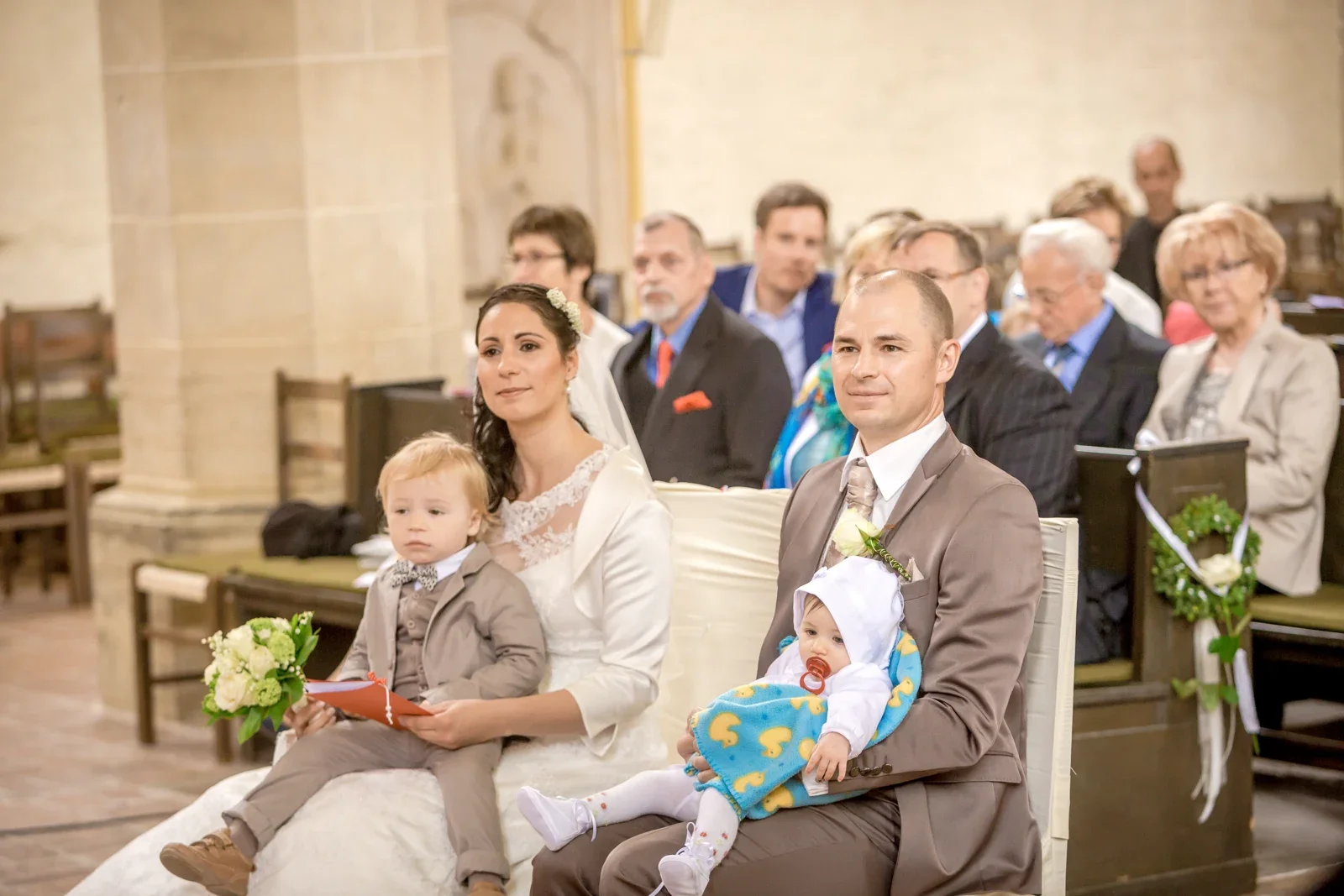 Melanie und Andreas mit den Kindern während der Zeremonie – Hochzeit und Taufe von Melanie und Andreas in Erfurt