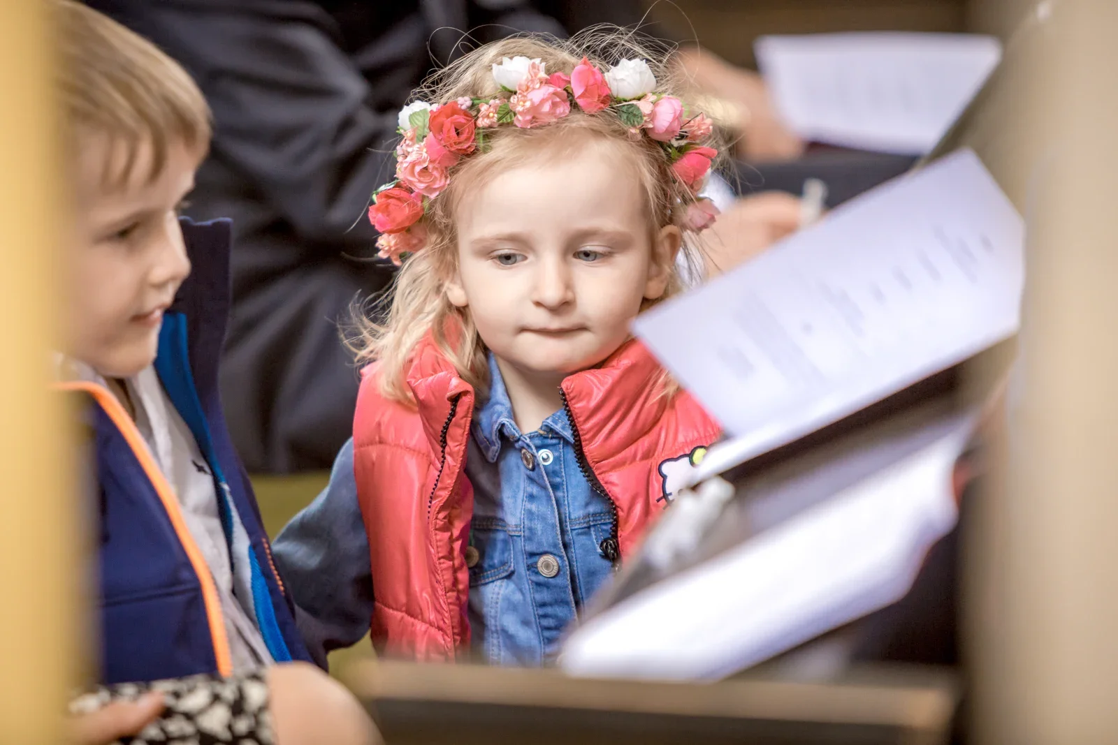 Aufmerksam beim Gottesdienst – Hochzeit und Taufe von Melanie und Andreas in Erfurt