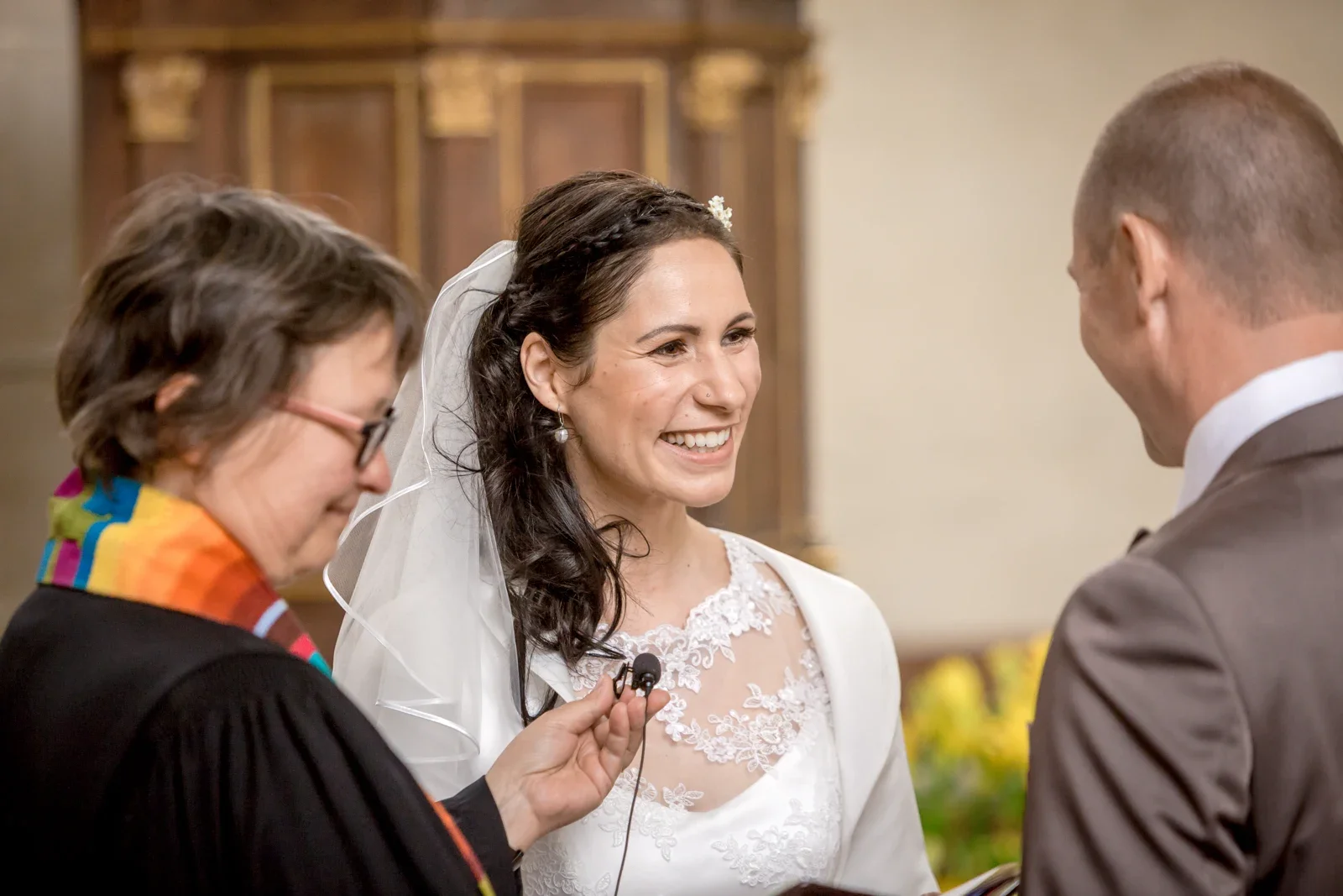 Melanie lächelt bei der Trauung – Hochzeit und Taufe von Melanie und Andreas in Erfurt