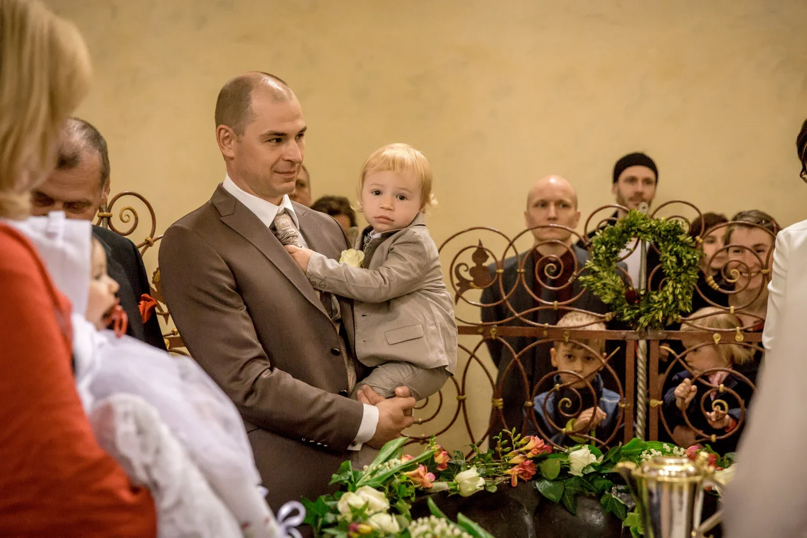 Andreas mit einem Kind am Taufbecken – Hochzeit und Taufe von Melanie und Andreas in Erfurt