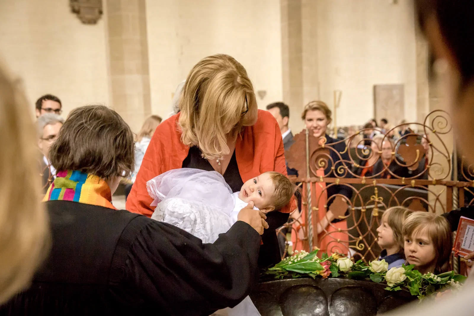 Ein behutsamer Moment bei der Taufe – Hochzeit und Taufe von Melanie und Andreas in Erfurt