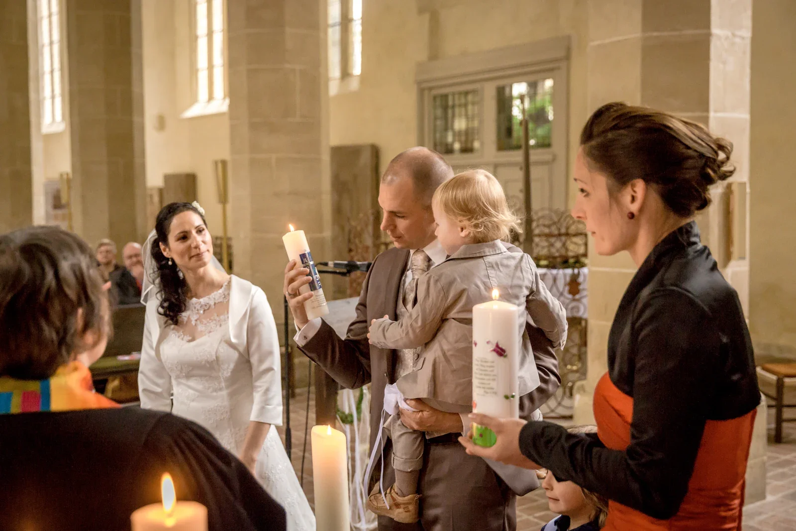 Die Kerzen begleiten die Tauffeier – Hochzeit und Taufe von Melanie und Andreas in Erfurt