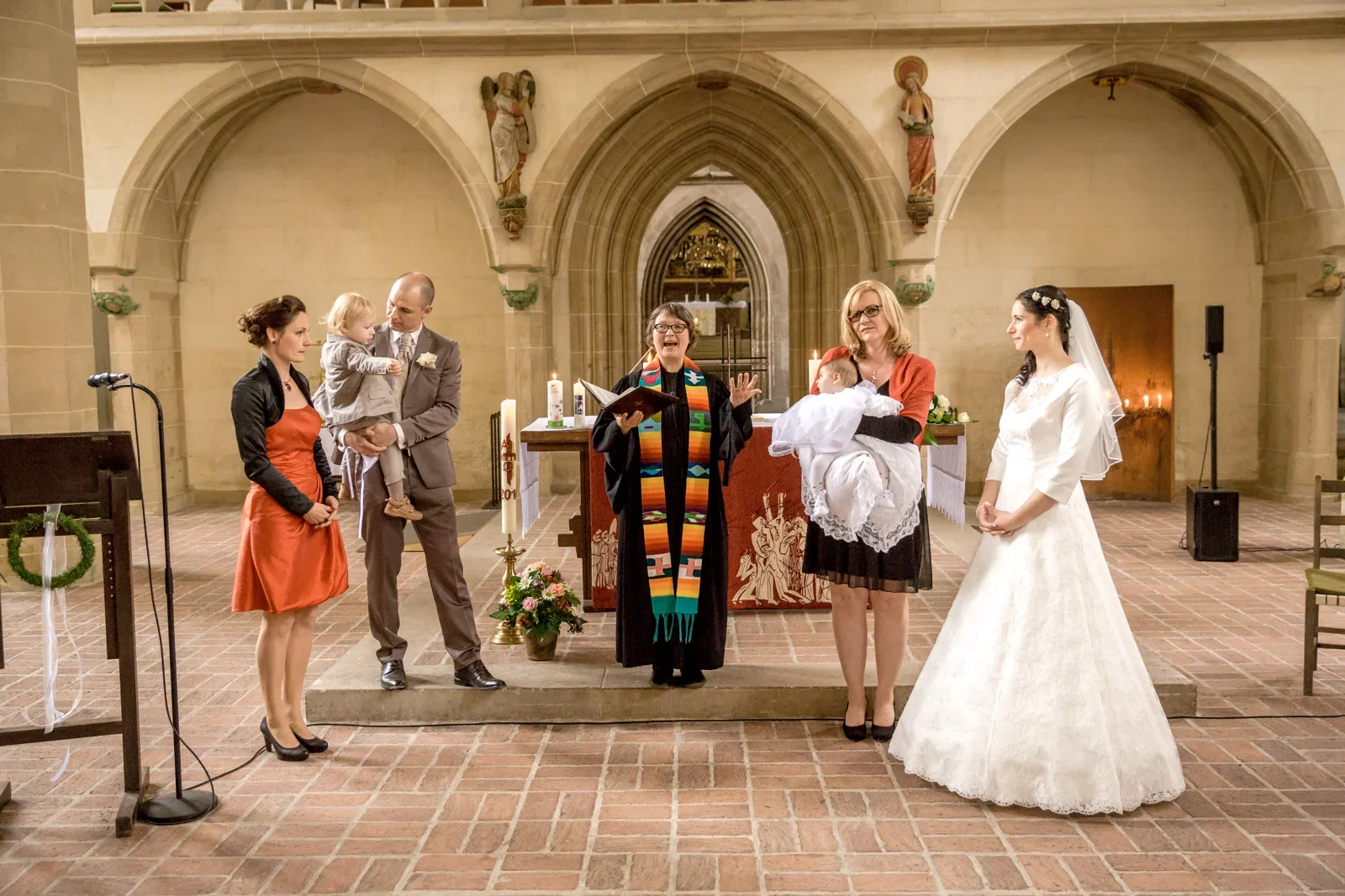 Gemeinsam vor dem Altar nach Trauung und Taufe – Hochzeit und Taufe von Melanie und Andreas in Erfurt