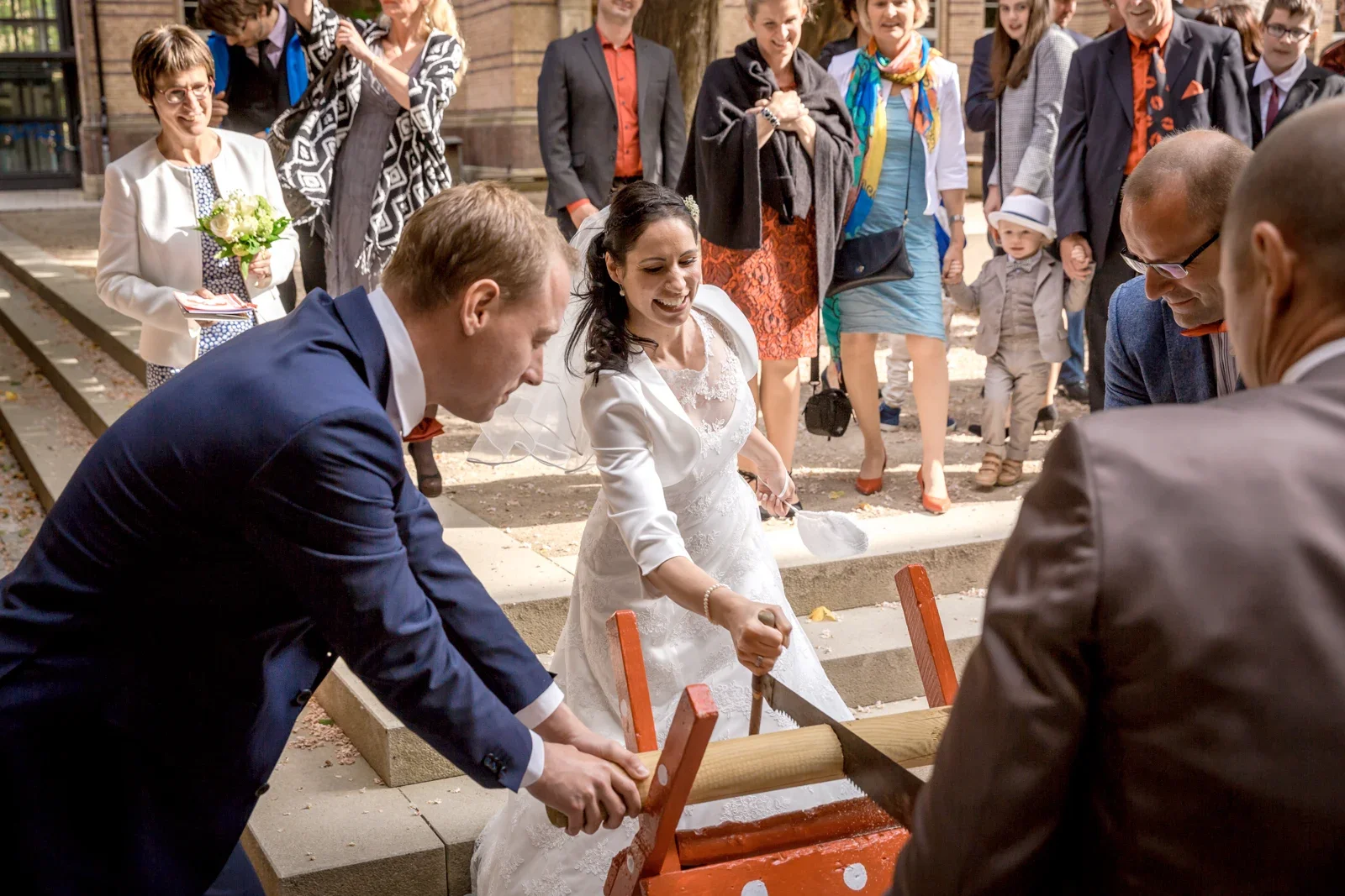 Gemeinsam den Baumstamm zersägen – Hochzeit und Taufe von Melanie und Andreas in Erfurt
