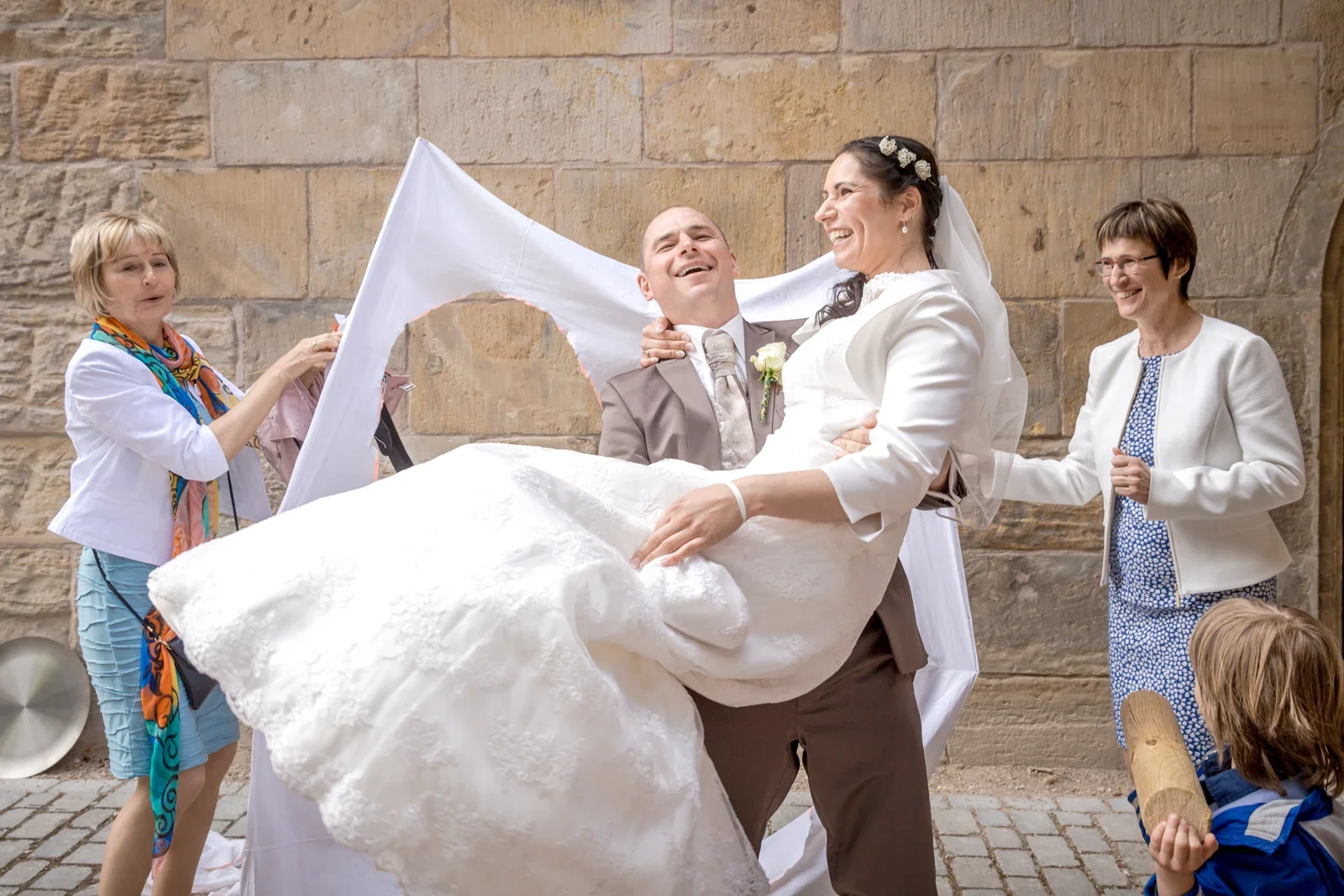 Andreas trägt Melanie durch das ausgeschnittene Herz – Hochzeit und Taufe von Melanie und Andreas in Erfurt