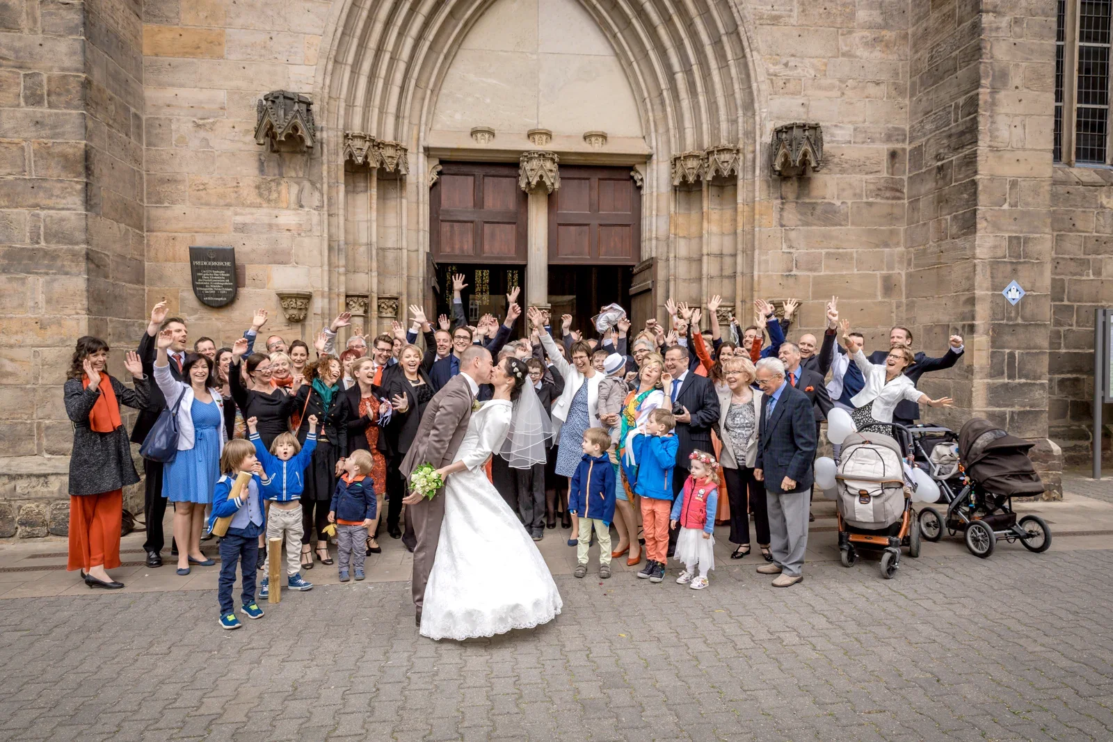 Die Hochzeitsgesellschaft vor der Predigerkirche – Hochzeit und Taufe von Melanie und Andreas in Erfurt