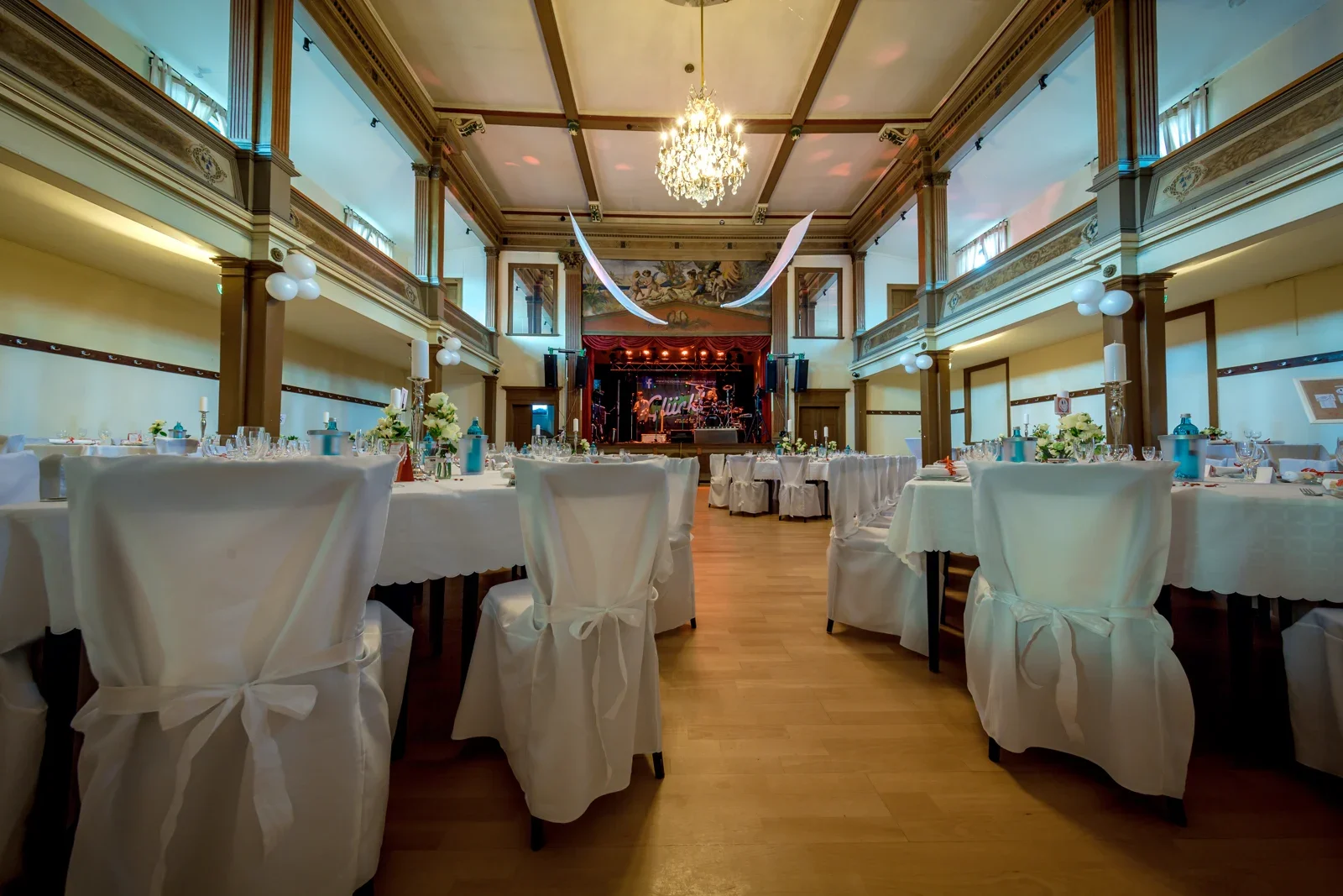 Der Festsaal in Stotternheim wartet auf die Gäste – Hochzeit und Taufe von Melanie und Andreas in Erfurt