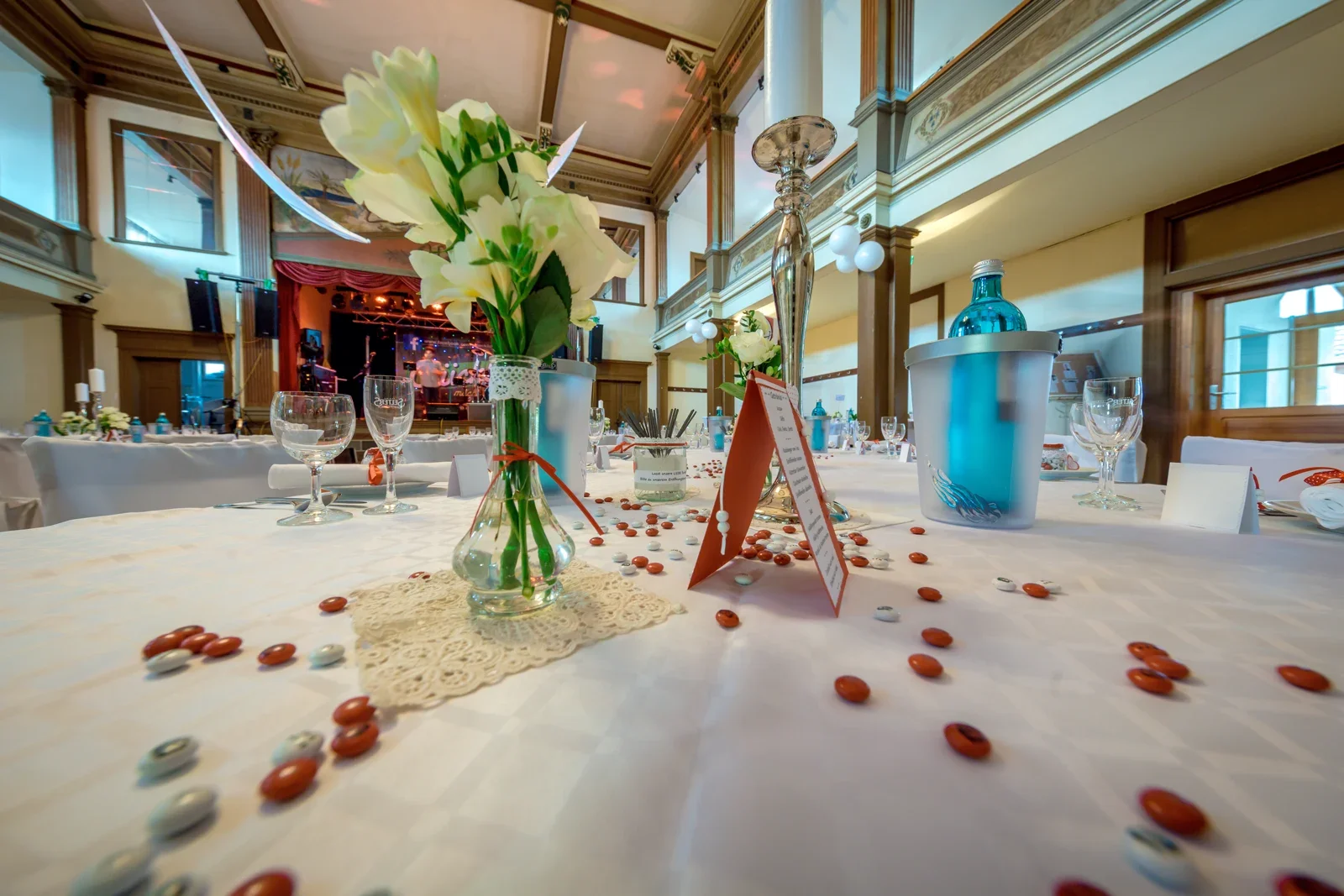 Blumen und kleine Details auf der Hochzeitstafel – Hochzeit und Taufe von Melanie und Andreas in Erfurt