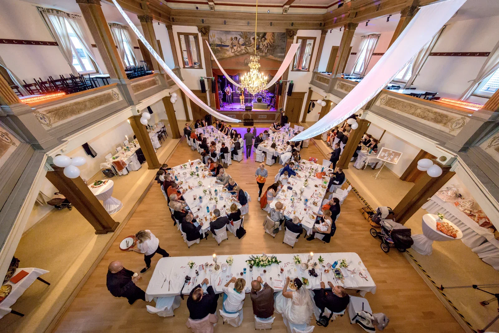 Ein Blick über die Feier in Stotternheim – Hochzeit und Taufe von Melanie und Andreas in Erfurt