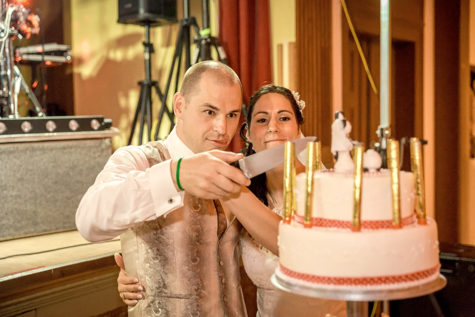 Melanie und Andreas schneiden die Hochzeitstorte an – Hochzeit und Taufe von Melanie und Andreas in Erfurt