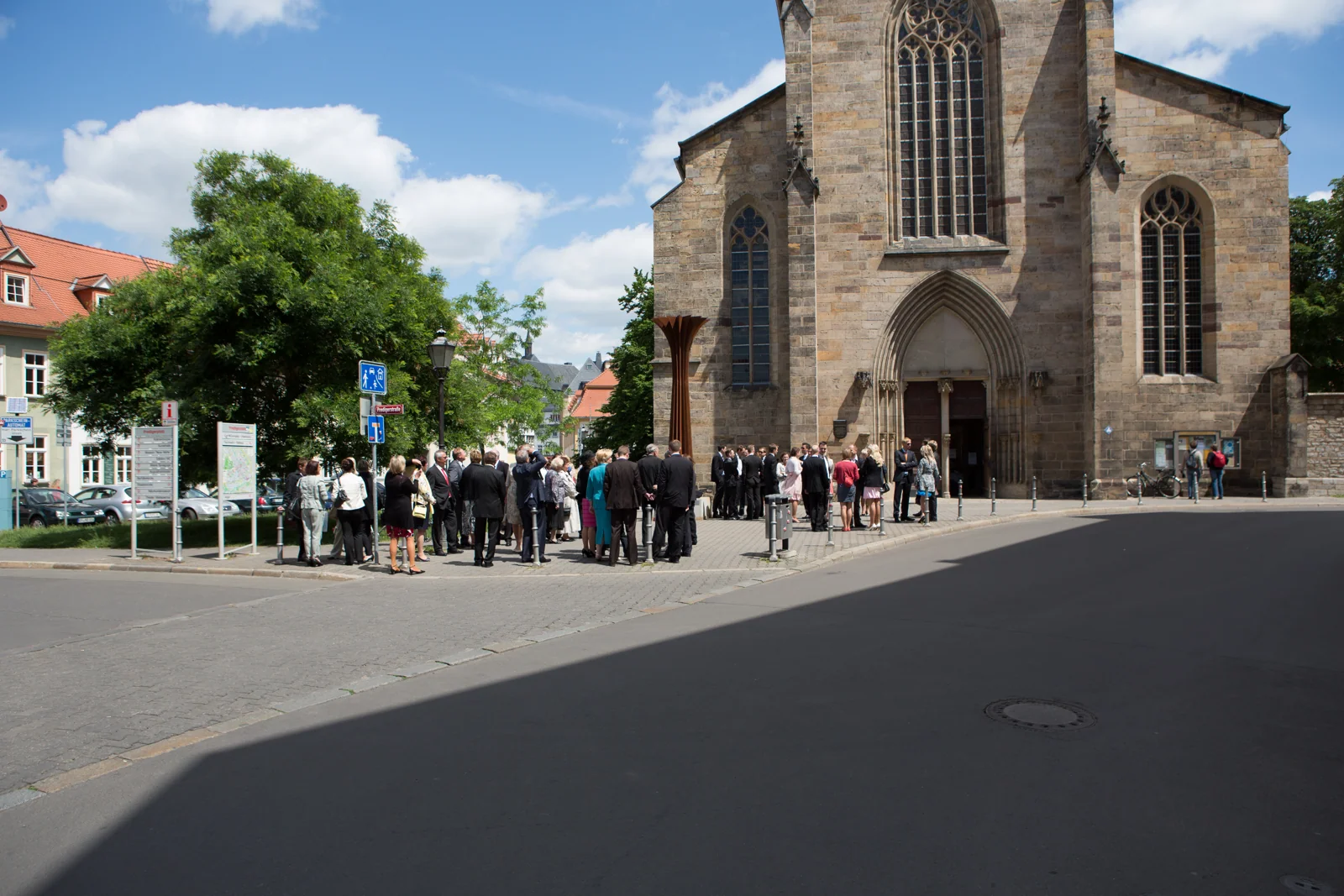 Die Gäste treffen an der Predigerkirche ein – Hochzeitsreportage von Steffen und Theresa