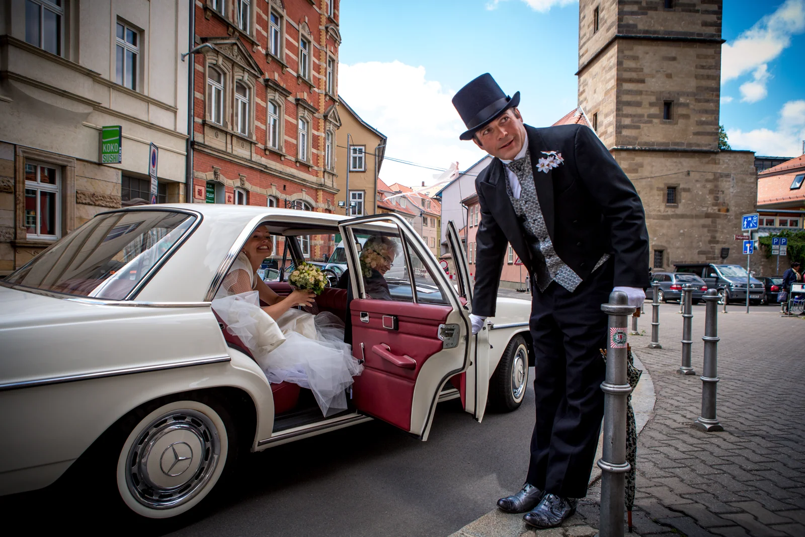 Theresa steigt aus dem Hochzeitsauto – Hochzeitsreportage von Steffen und Theresa
