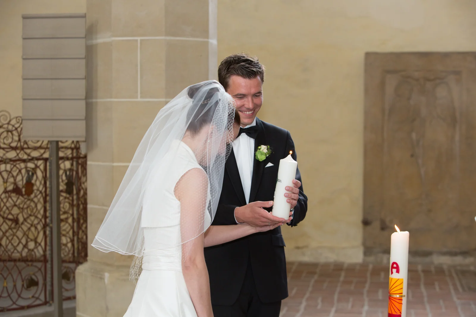 Gemeinsam die Hochzeitskerze entzünden – Hochzeitsreportage von Steffen und Theresa
