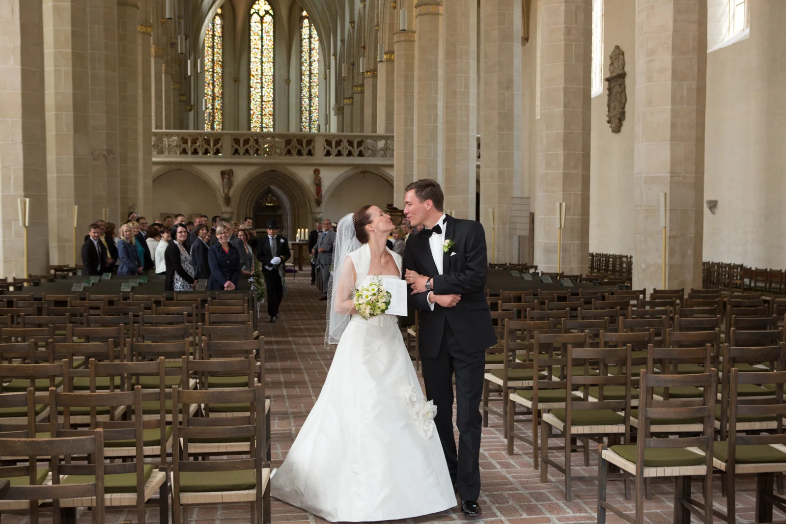 Ein Kuss im Mittelgang der Kirche – Hochzeitsreportage von Steffen und Theresa