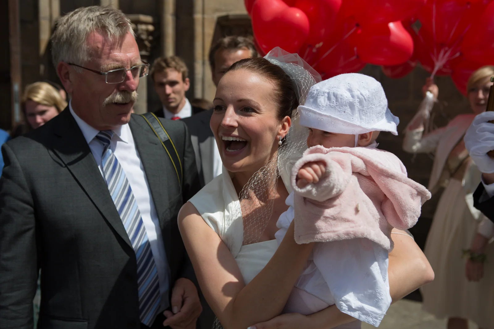 Theresa mit einem kleinen Gast – Hochzeitsreportage von Steffen und Theresa