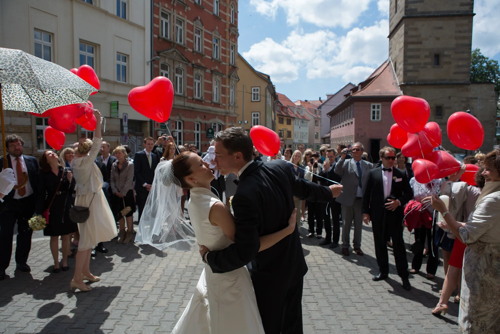 Ein Kuss zwischen roten Herzballons – Hochzeitsreportage von Steffen und Theresa