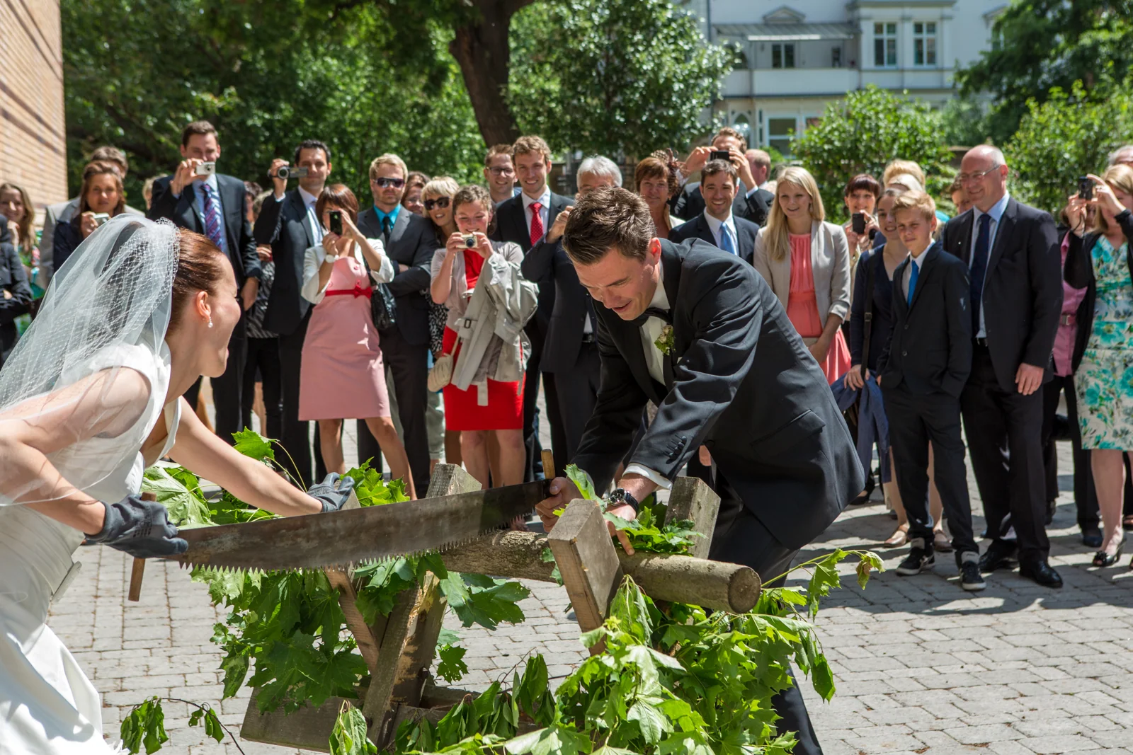 Gemeinsam den Baumstamm sägen – Hochzeitsreportage von Steffen und Theresa
